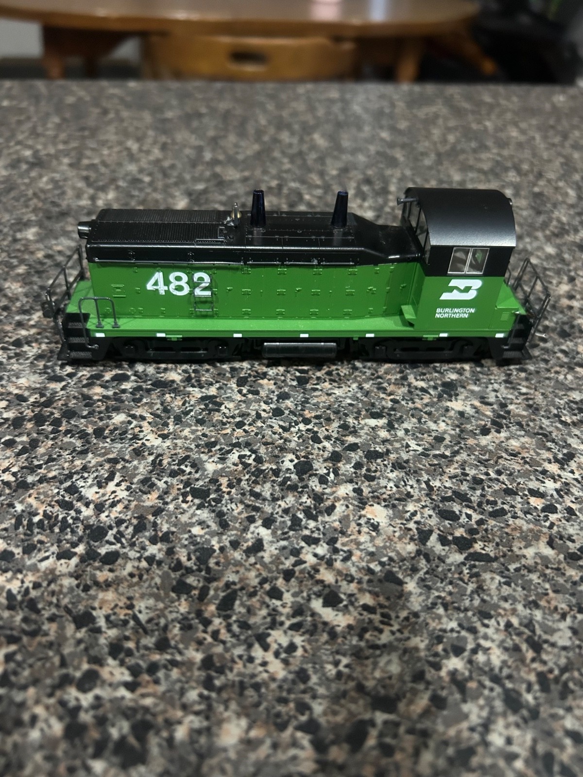 Kato emd nw2 phase2 ho switcher