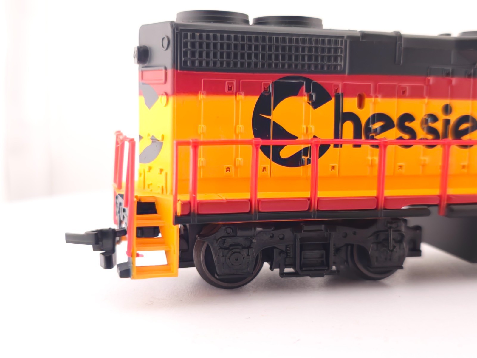 READ Life Like HO Scale 21604 Chessie System GP38 Low Nose Diesel Locomotive Set