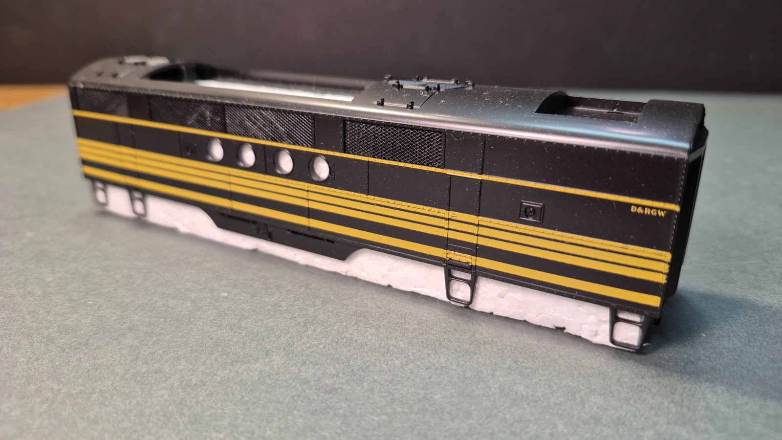 HO Scale Stewart, FT-B EMD Diesel Locomotive, D&RGW, Black & Yellow DUMMY