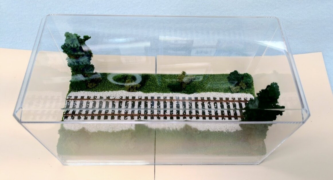 HO SCALE 9″ SINGLE TRACK DISPLAY CASE -“SUMMER SCENE”-FOR ANY HO TRAIN