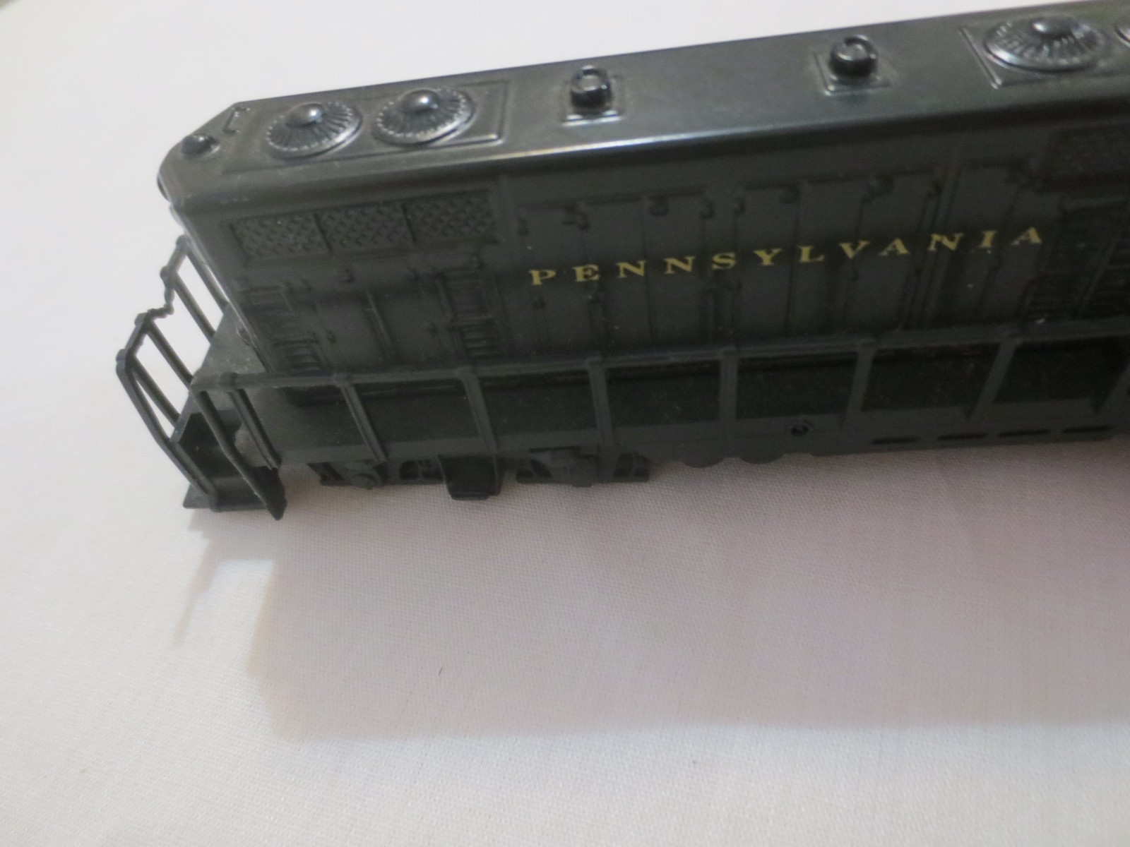 Lionel Locomotive 7215 PA GP-9 series With Decorative Tin 1998