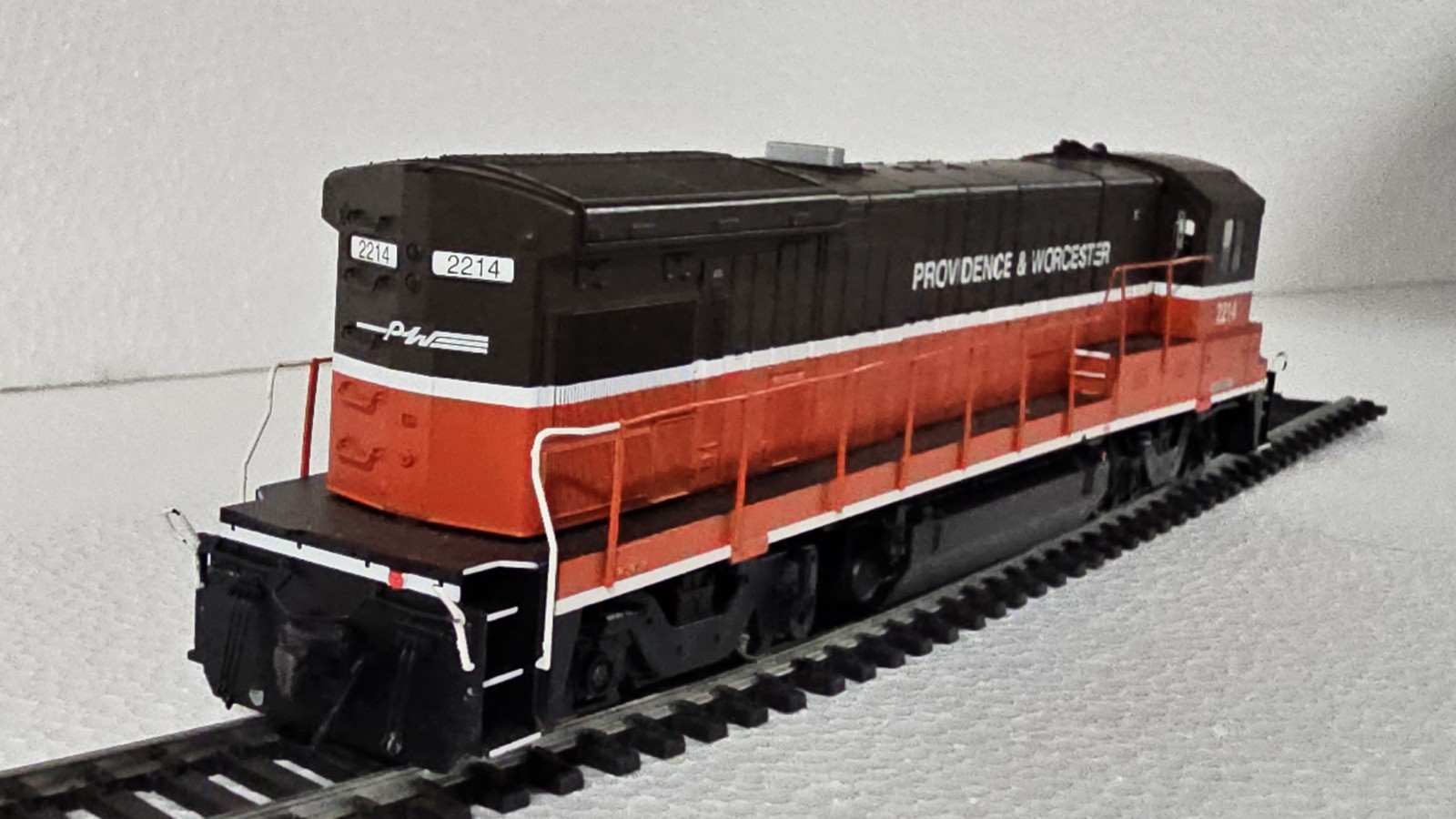 Providence & Worcester HO Diesel Locomotive 2214 Red Black White Painted