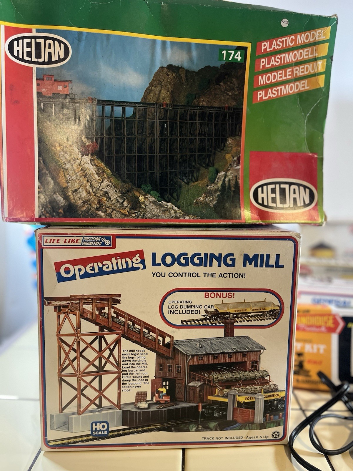 Huge Vintage HO Scale Train Lot Roundhouse Athearn Logging Mill Model Power