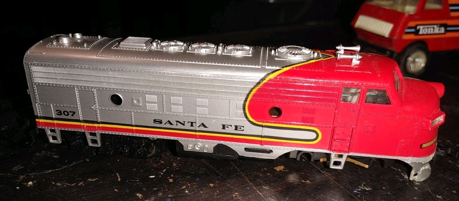 Bachmann Santa Fe 307 Diesel HO Locomotive – Many Trains & Accessories Available