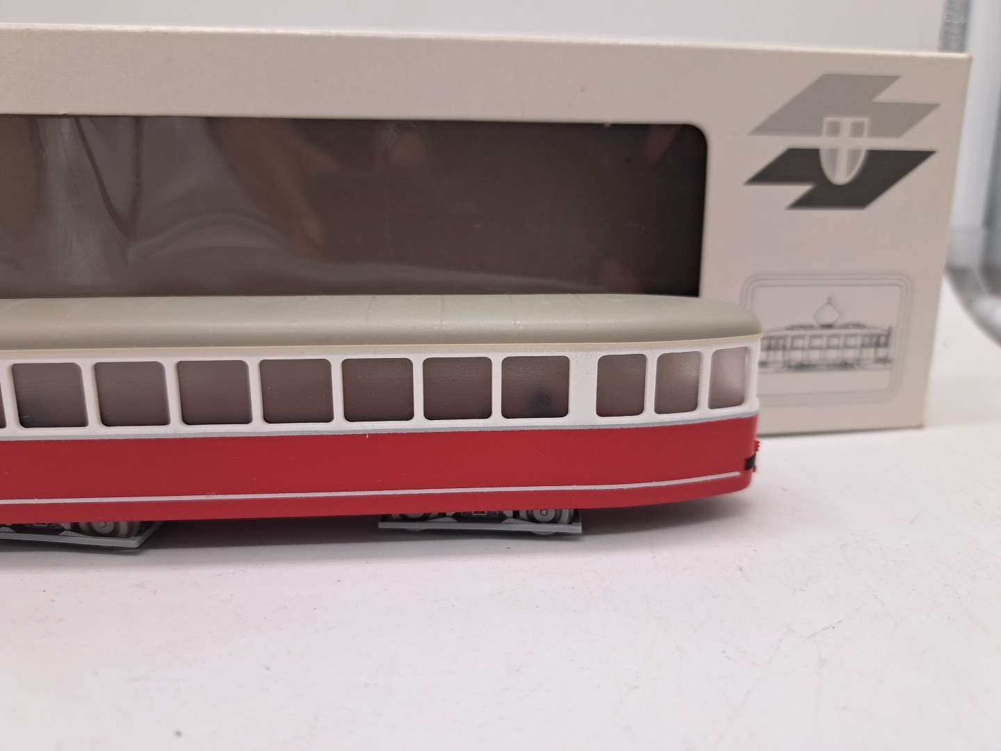 Tram White/Red Non-Motorized H0 1:87