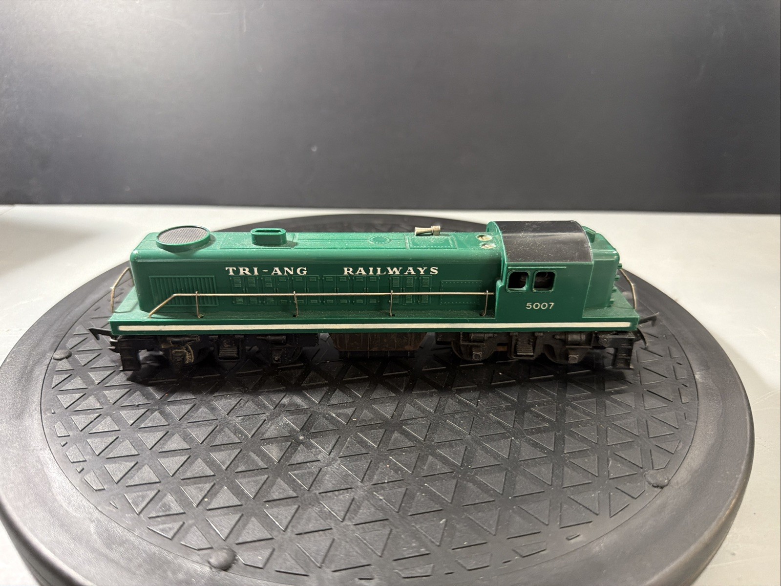 TRI-ANG LOCOMOTIVE R.155 TRANSCONTINENTAL BO-BO ROAD SWITCHER DIESEL #5007 F.16