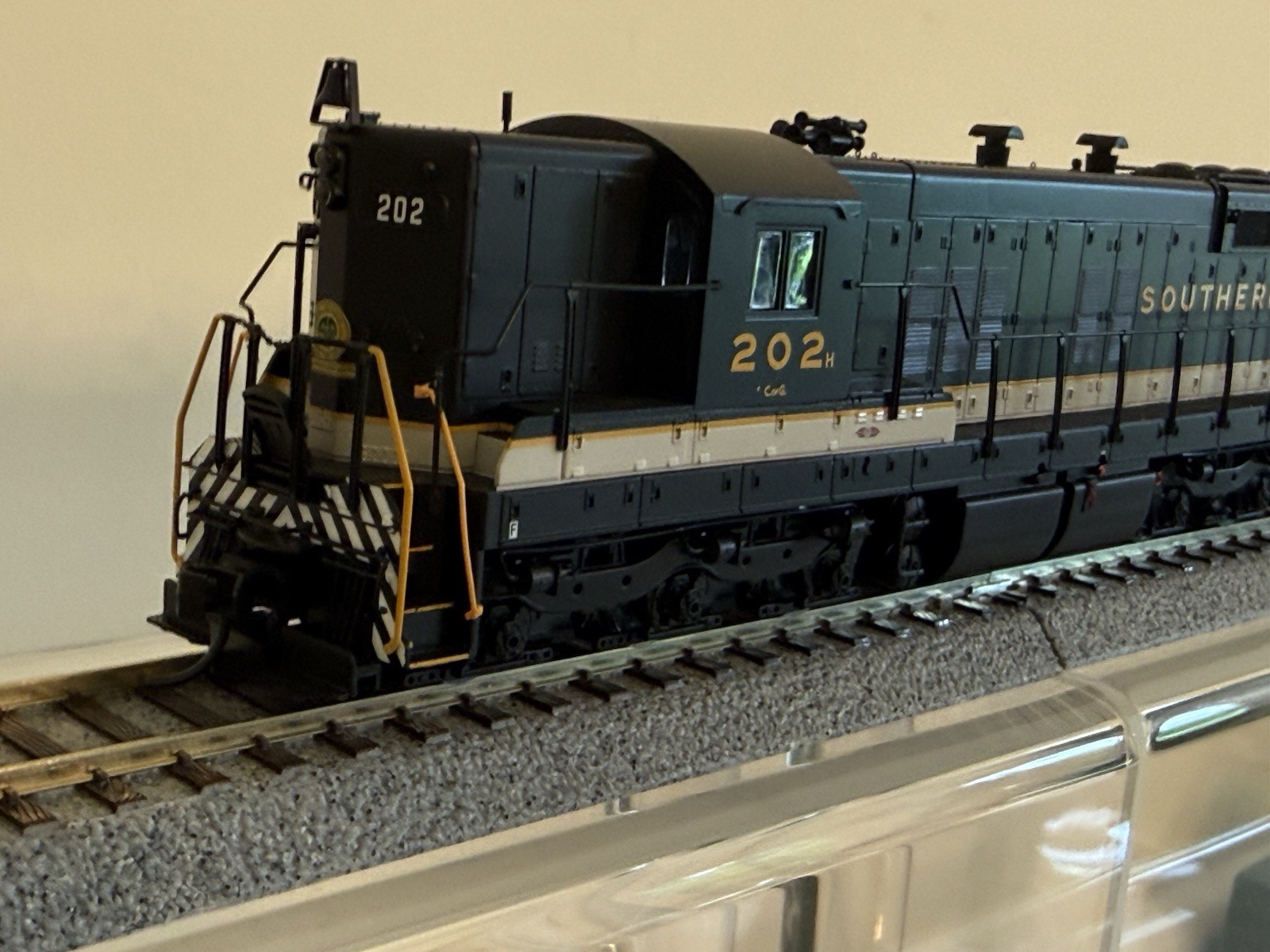 Walthers Proto 920-41613 EMD SD9 DCC/SOUND SOUTHERN #202 LN