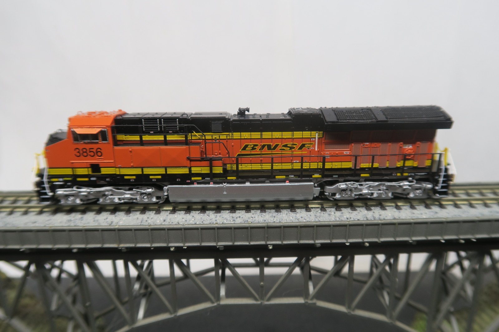 SCALETRAINS RIVET COUNTER N SCALE SXT30609 GE TIER 4 BNSF RWY ET44C4 #3856!