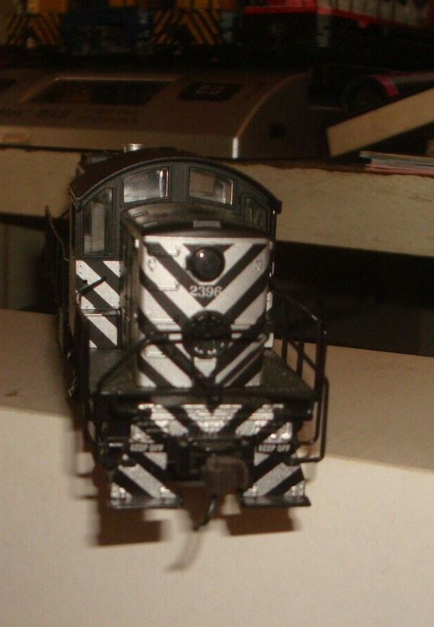 HO. ATLAS. SANTA FE. RS-1 POWERED. # 2396