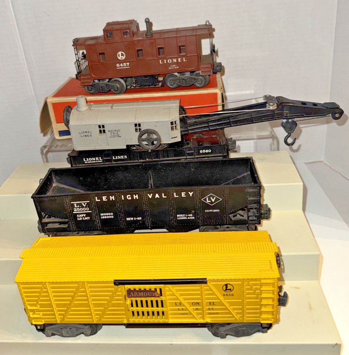 LIONEL POST-WAR O GAUGE 2055 STEAM LOCO W/6026W WHISTLE TENDER & 4 FREIGHT CARS