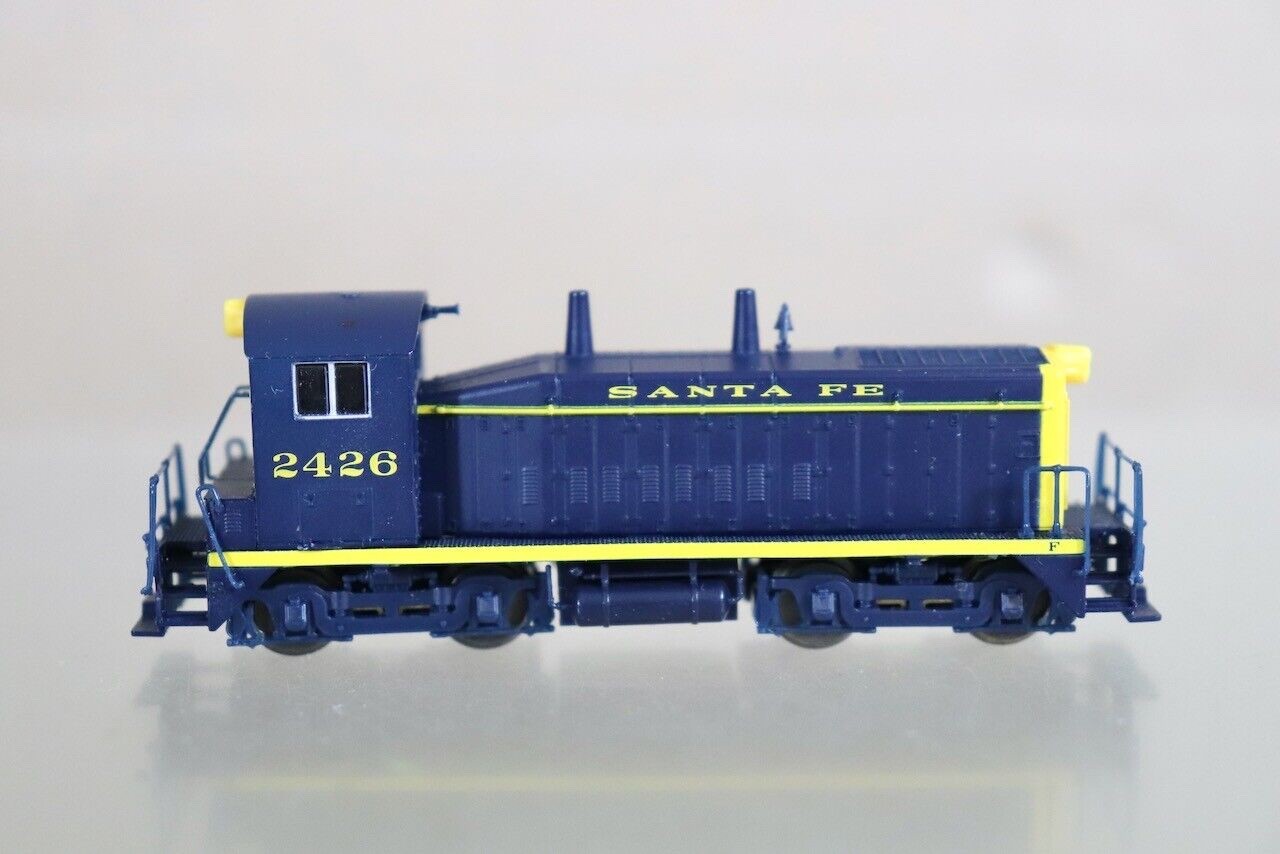 LIFE-LIKE 7500 SANTA FE AT&SF CLASS SW9 / 1200 DIESEL LOCOMOTIVE 2426 on