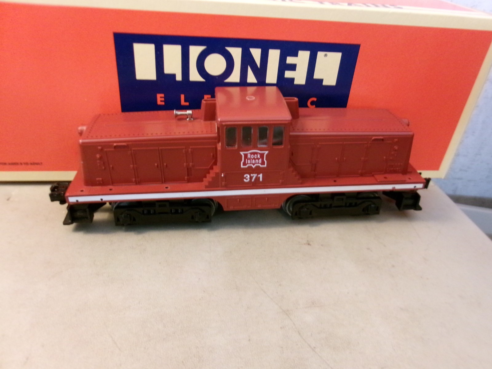 lionel 18907 rock island 44 ton switcher features dual motoroperating headlight