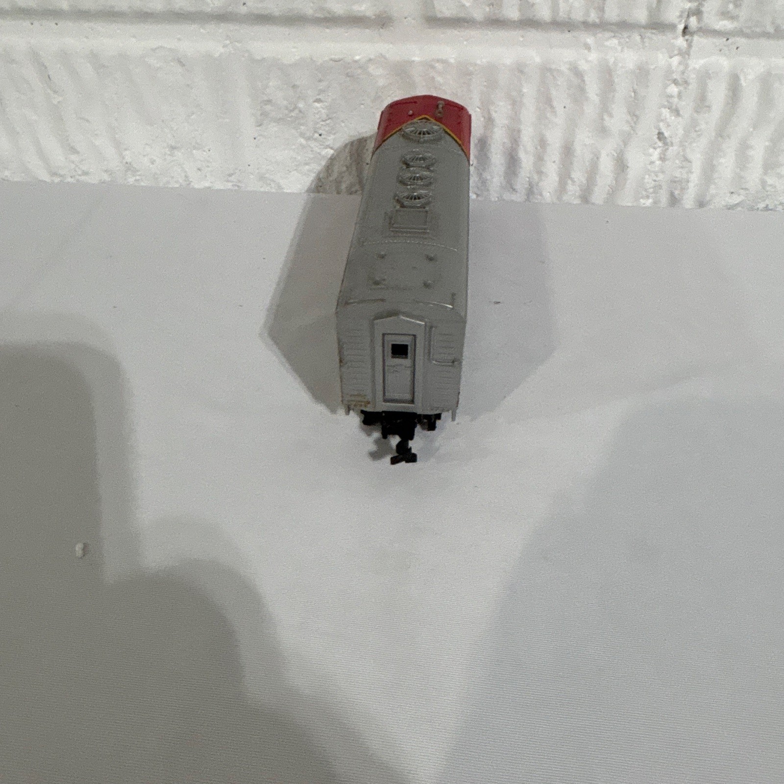 HO Scale Santa Fe Diesel Locomotive #307 Analog Silver/Red/Black/Yellow Plastic