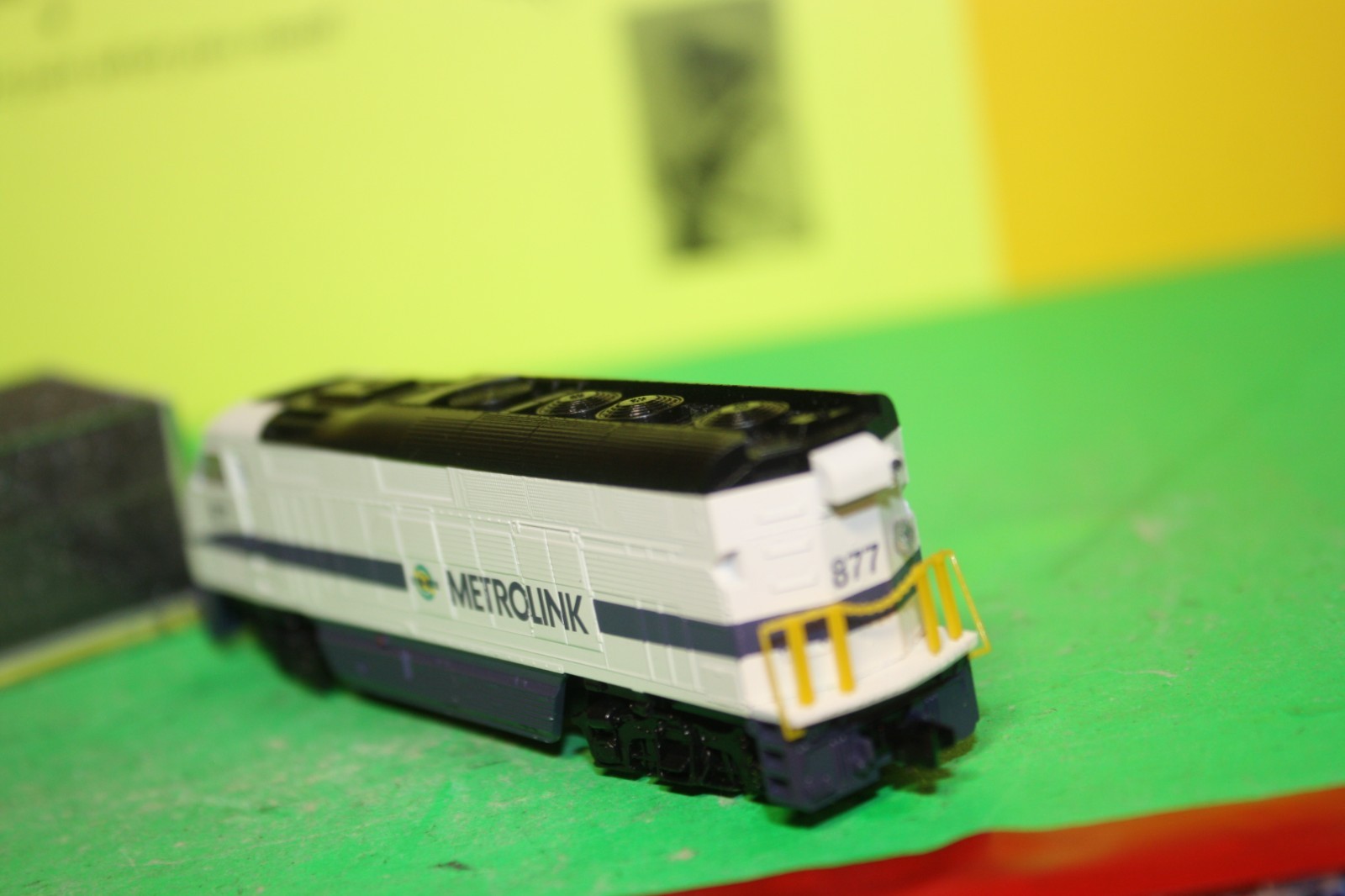 Athearn* N Scale F59Phi Metrolink #877 Light Rail 4 Piece Train Set