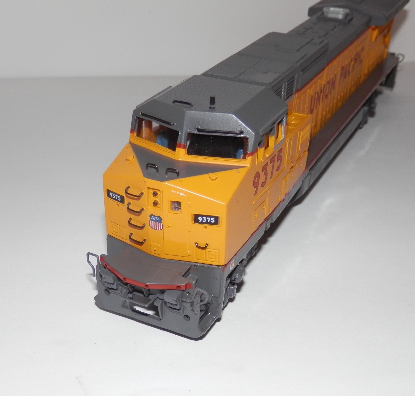 Spectrum HO POWERED Union Pacific 9375 GE Dash 8-40CW Diesel Loco #86025