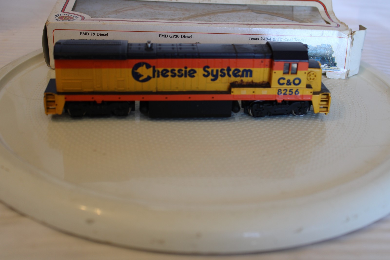 HO Scale Bachmann, GP-18 Diesel Locomotive, C&O Chessie System #8256 Multicolor