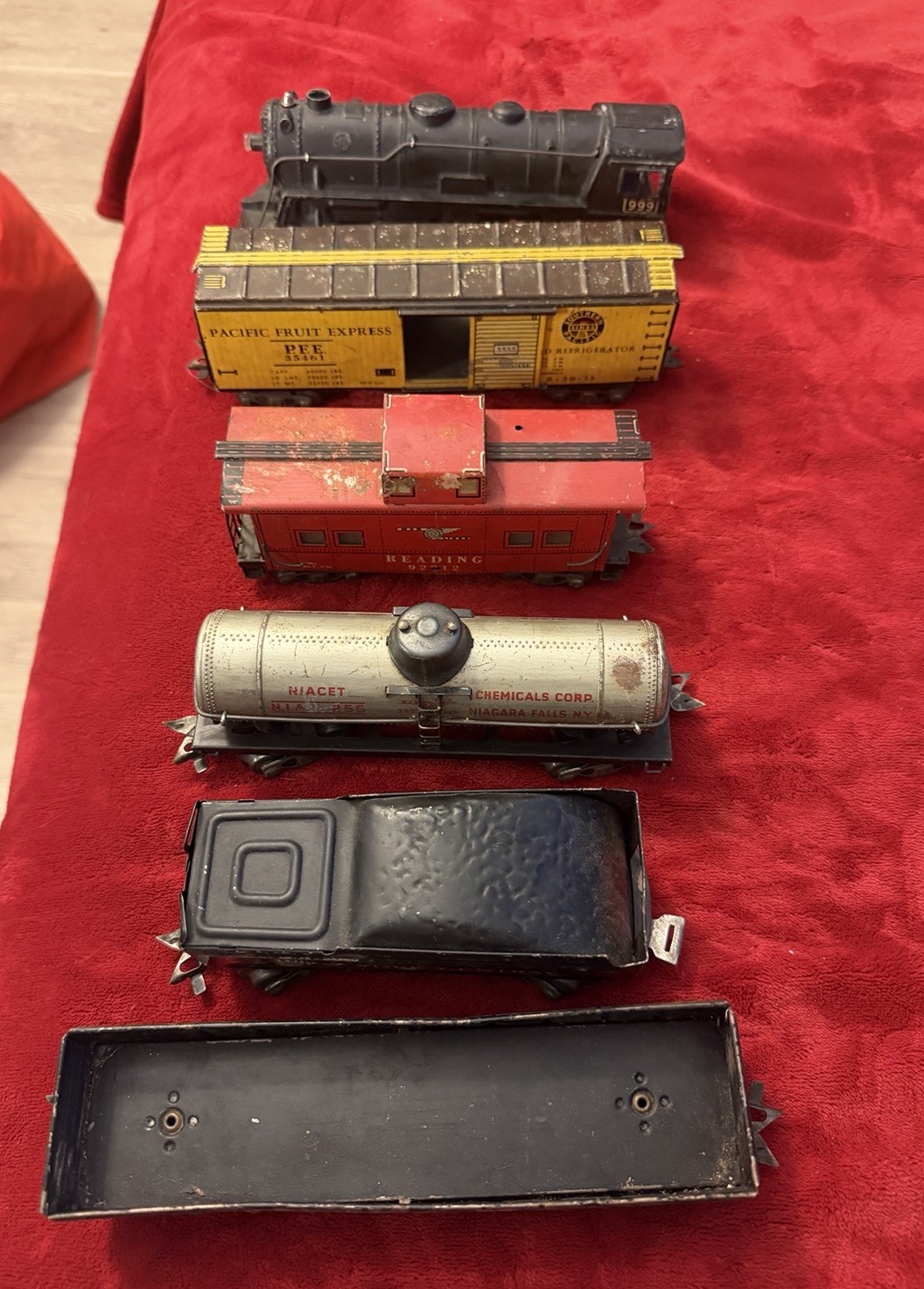 Vintage- MARX–1940s-? TIN LITHO-New York Central-2 cars -1 Locomotive-TRAIN SET