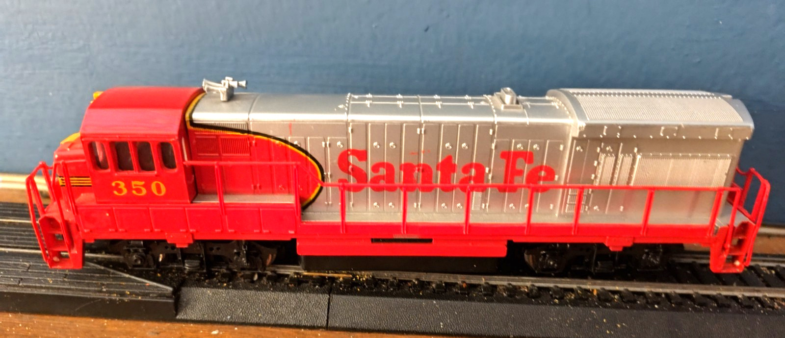 HO Scale Bachmann Santa Fe diesel Locomotive no 350