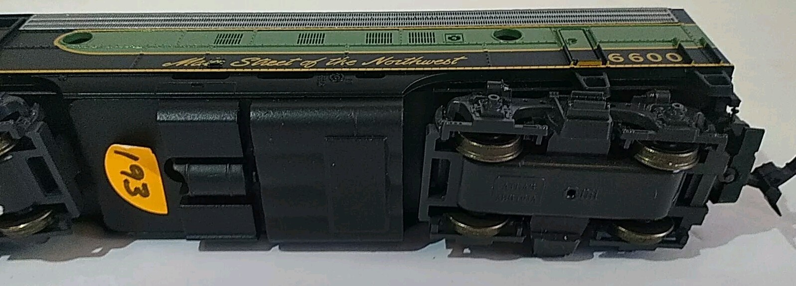 New Atlas HO Scale 8326 Northern Pacific NP 6600 FP7 Diesel Locomotive Main St.
