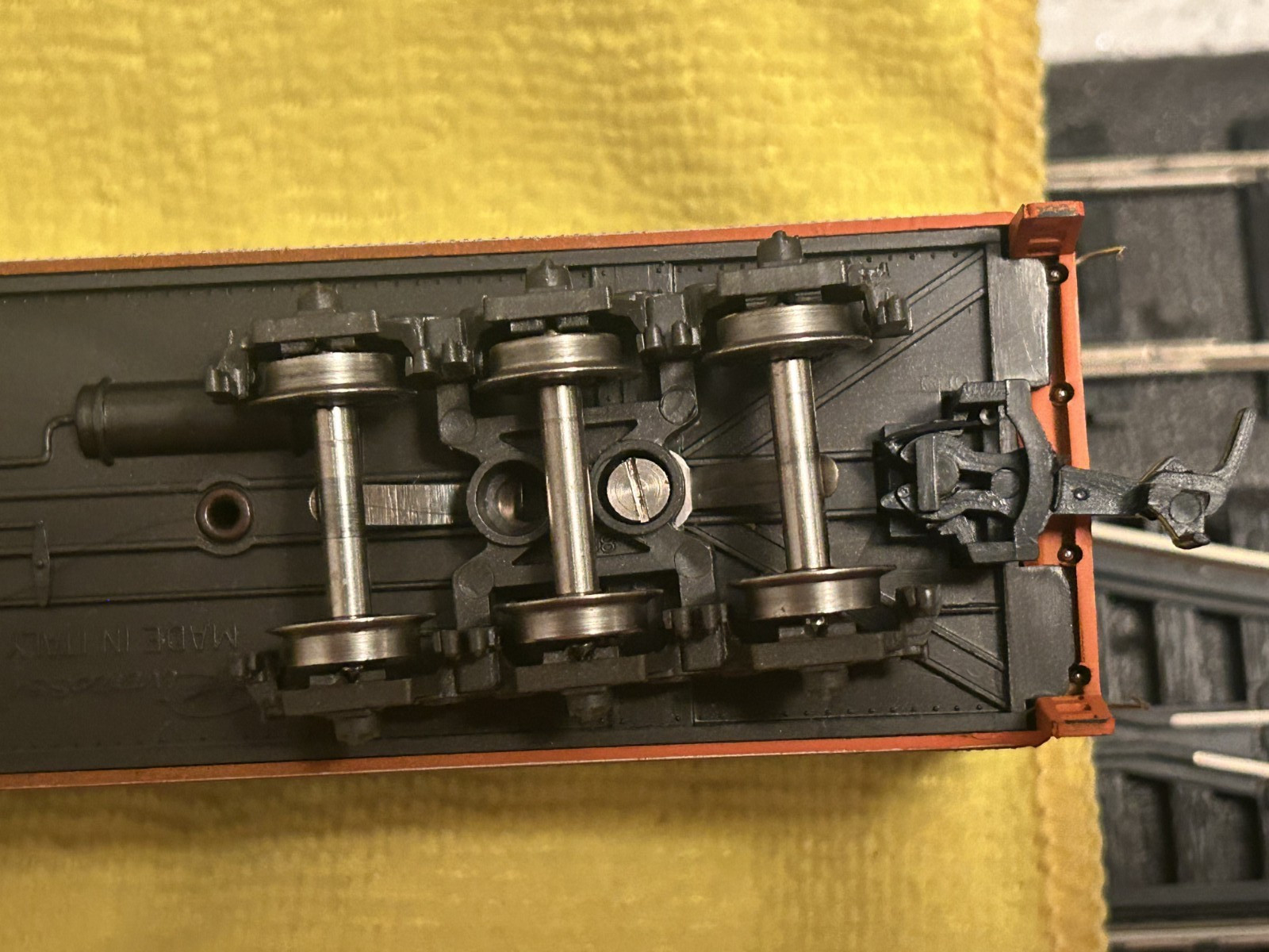 HO SCALE-MILWAUKEE ROAD “CHIPPEWA” 4-6-2 ENGINE #5087+TENDER -RIVAROSSI AHM