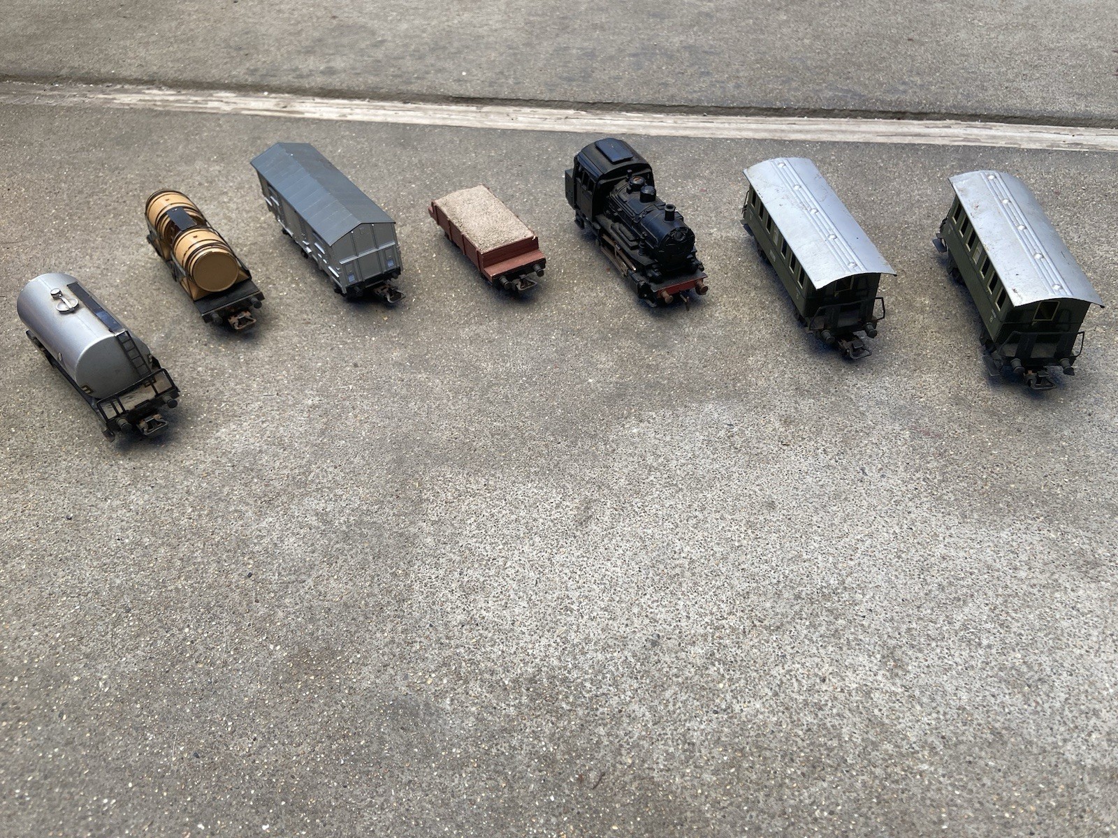 Märklin HO Set 3000 Engine with Cars, and Others – Untested