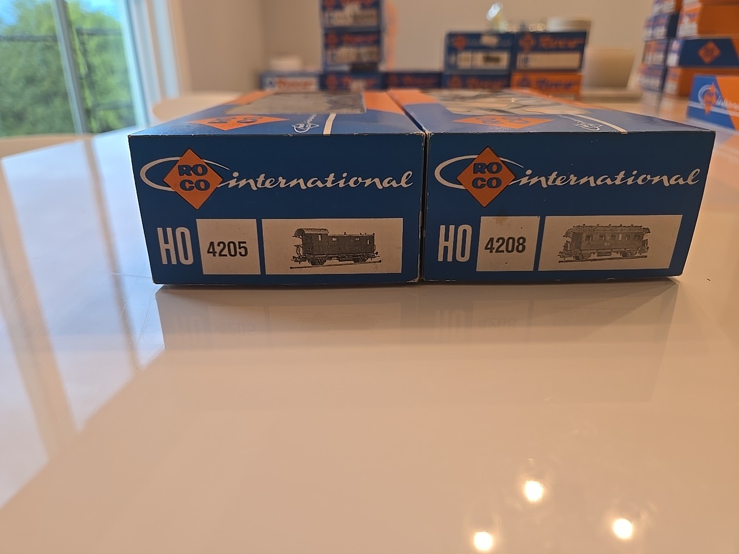 Roco Bundle; Baggage Car with Brakeman’s Platform (4205) & Passenger Car (4208)
