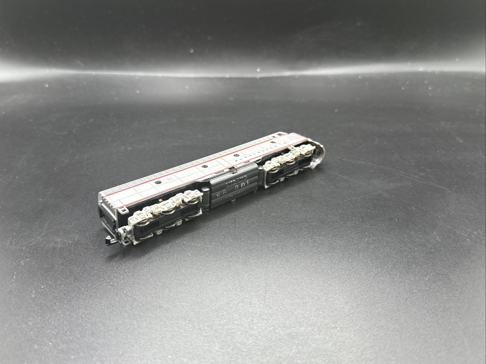 N scale diesel locomotive E8 New Burlington #7206 READ F.4