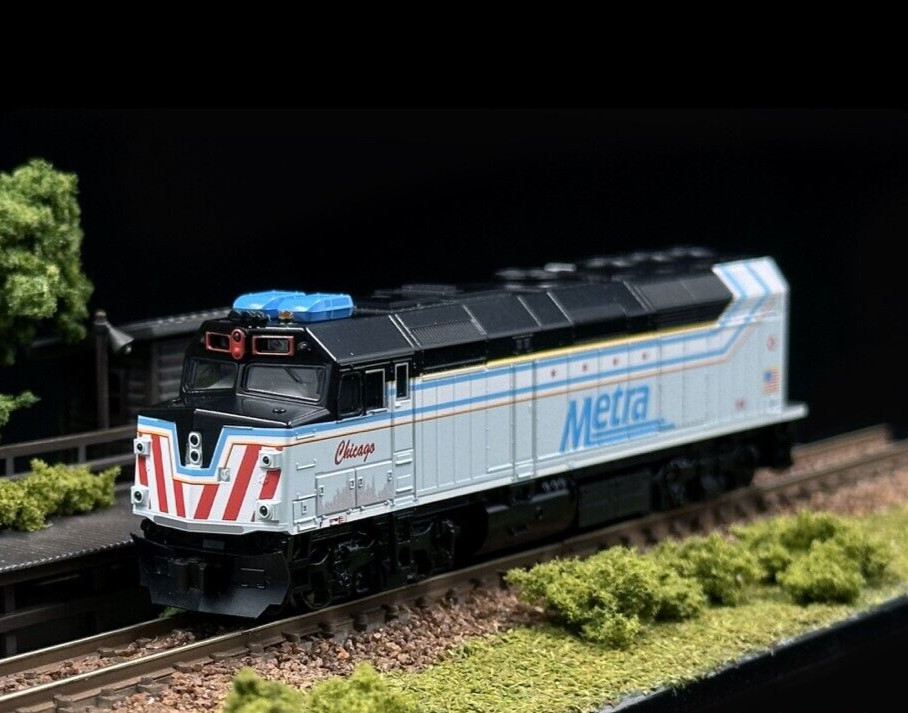KATO N gauge 176-CHICAGO F40PH Chicago Metra #104 City of Chicago Special Paint