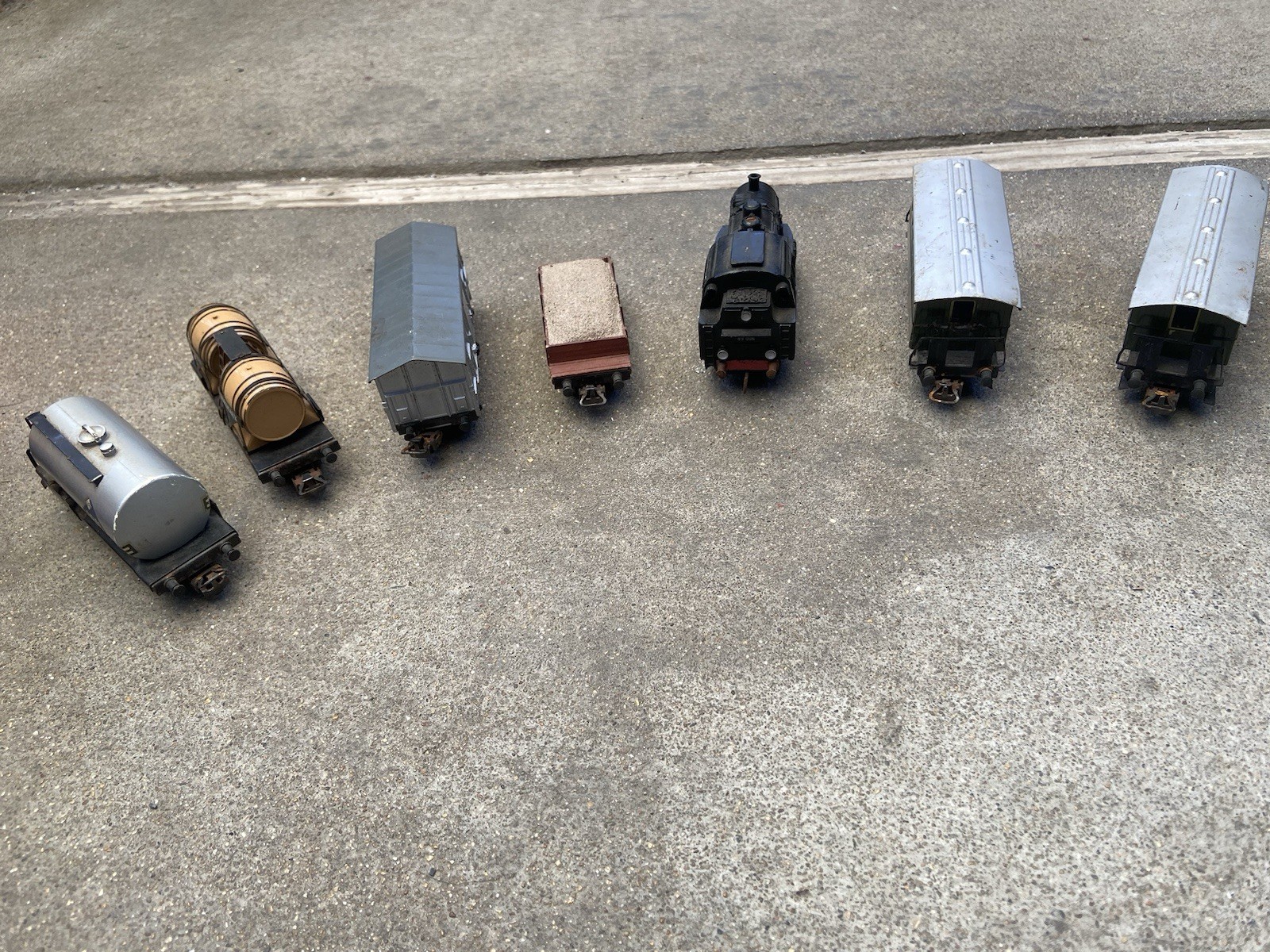 Märklin HO Set 3000 Engine with Cars, and Others – Untested