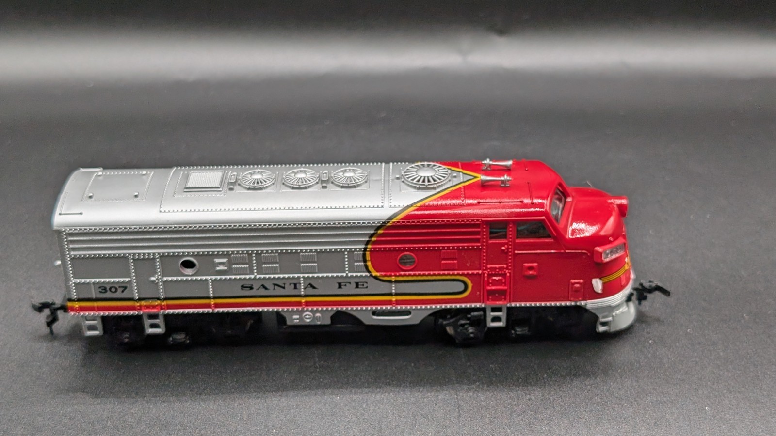 HO Scale Bachmann F7-A Santa Fe Chrome #307 Powered Diesel Locomotive
