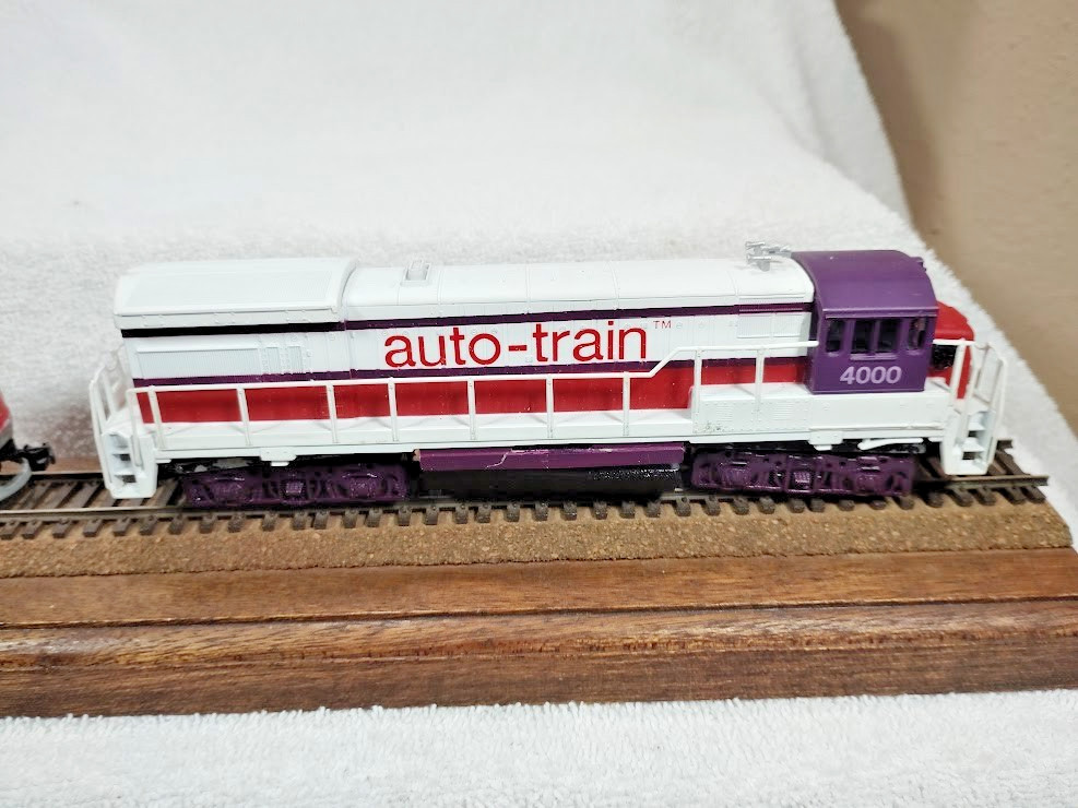 HO Scale Bachmann Diesel Locomotives Auto-Train 4000 & Santa Fe 307 (Need Work)
