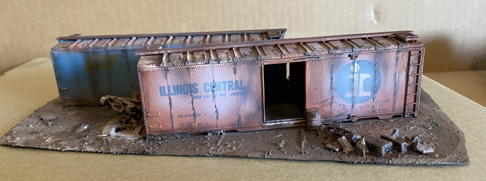 HO Scale ICG Abandoned Double Boxcar Hobo Hideout Diorama Weathered