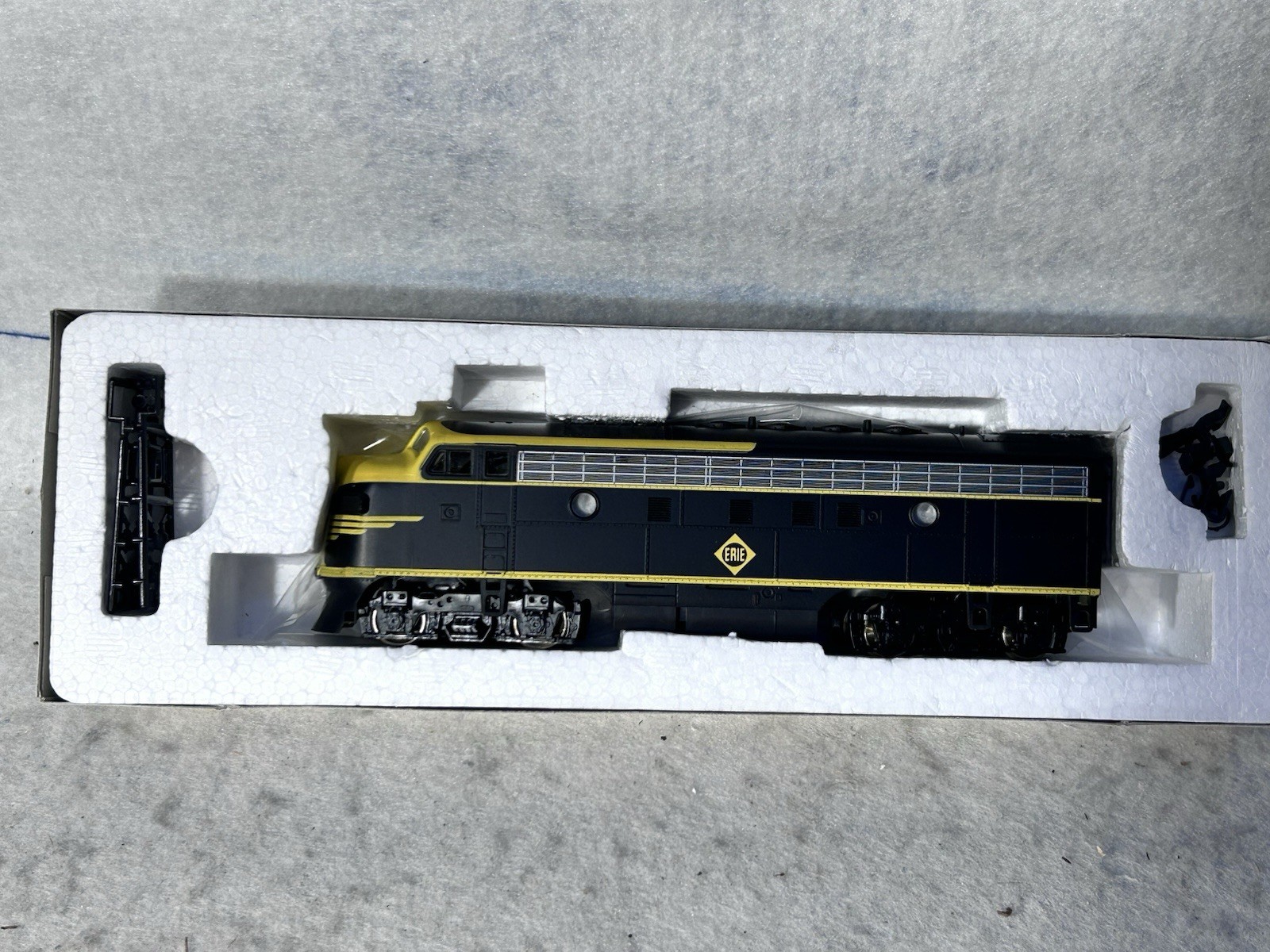 Stellar Stewart/KATO F-3/A Phase IV Erie RR Loco HO