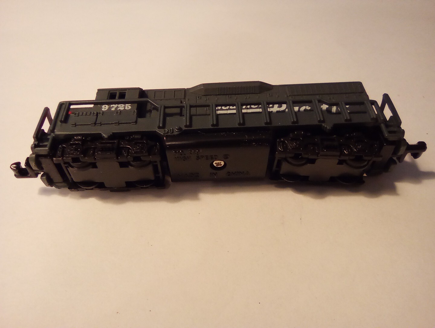 SOUTHERN PACIFIC LOGO LOCOMOTIVE GREAT FOR ANY COLLECTION!