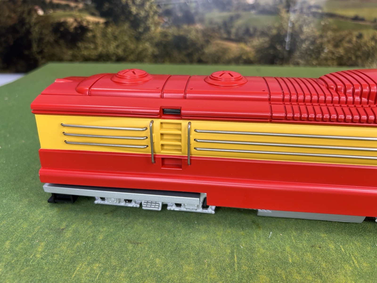 LIONEL PHANTOM II RED PRATT’S HOLLOW DIESEL W/RAILSOUNDS 6-18859 RARE NIB C-9