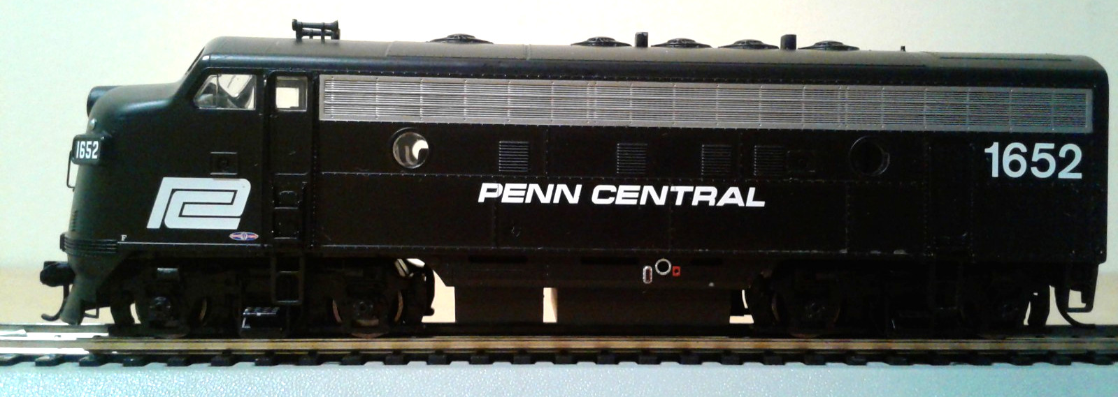 HO SCALE WALTHERS MAINLINE EMD F7A PENN CENTRAL PC #1652 NO BOX PARTS OR REPAIR