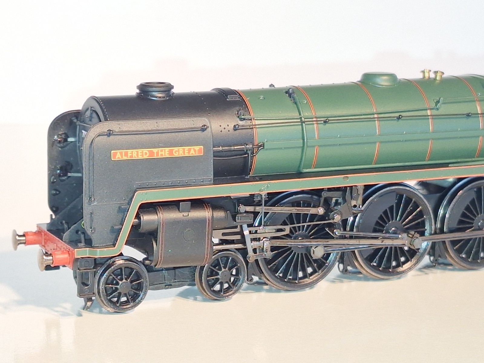 Hornby R2819 Bournemouth Belle Train Pack-lights. Mint, Unused. OO Scale. Boxed