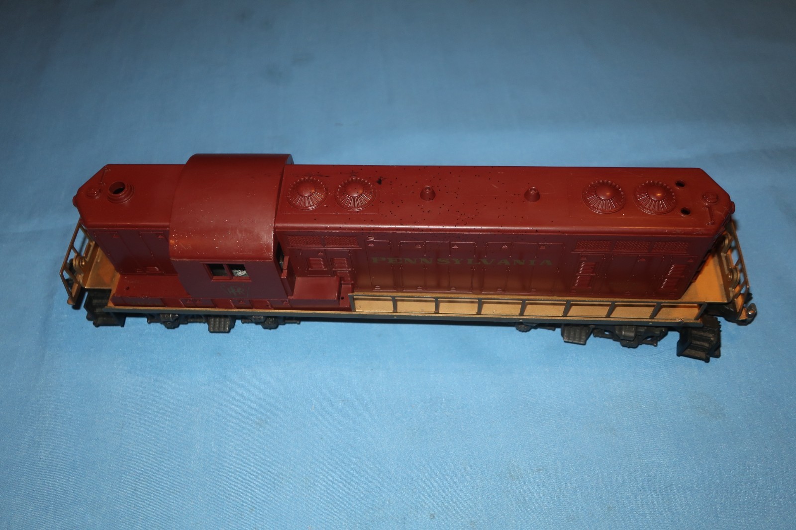 Lionel #2028 GP-7 Pennsylvania Diesel Locomotive. Runs Well