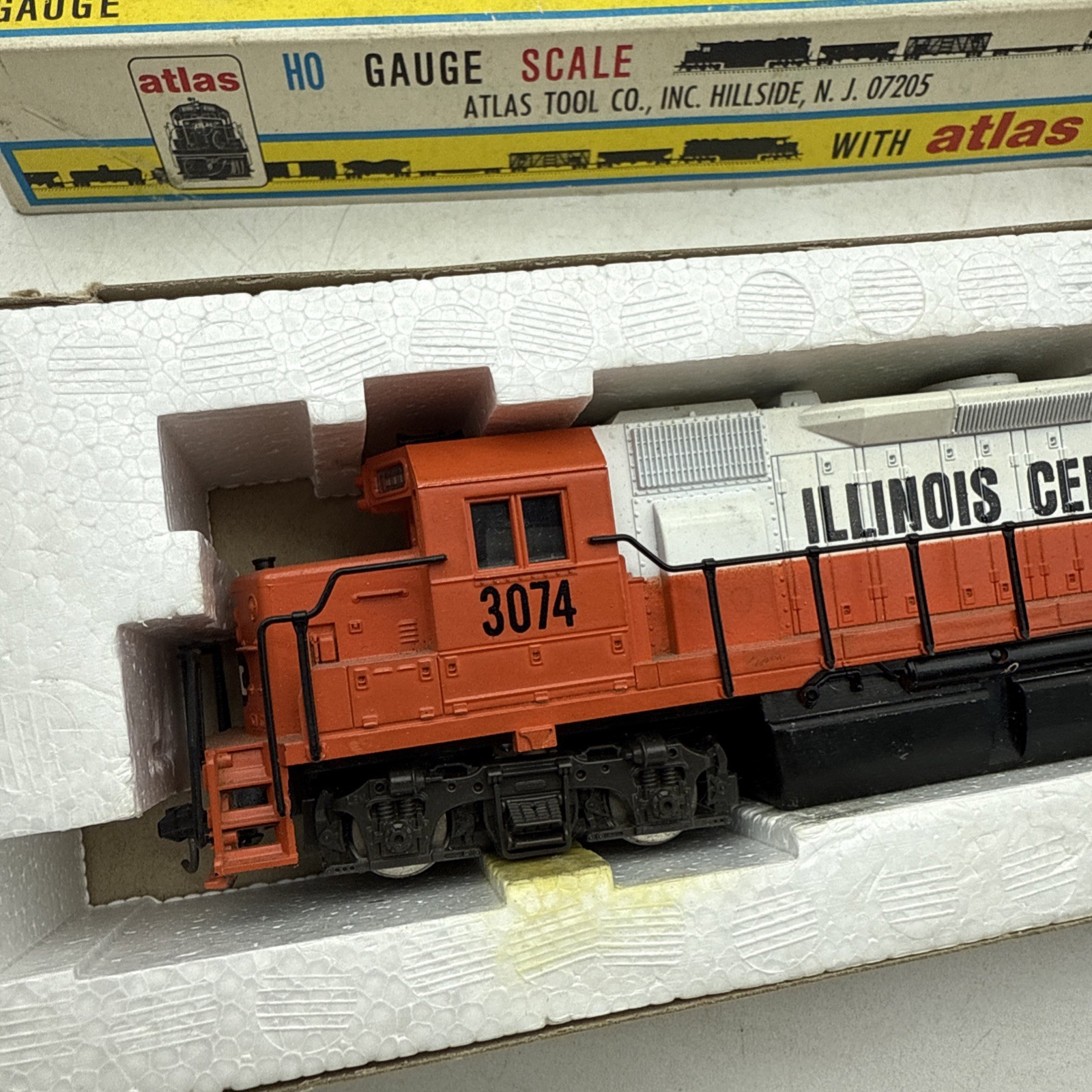 HO scale Atlas GP40 Motorized Illinois Central deisel #3074
