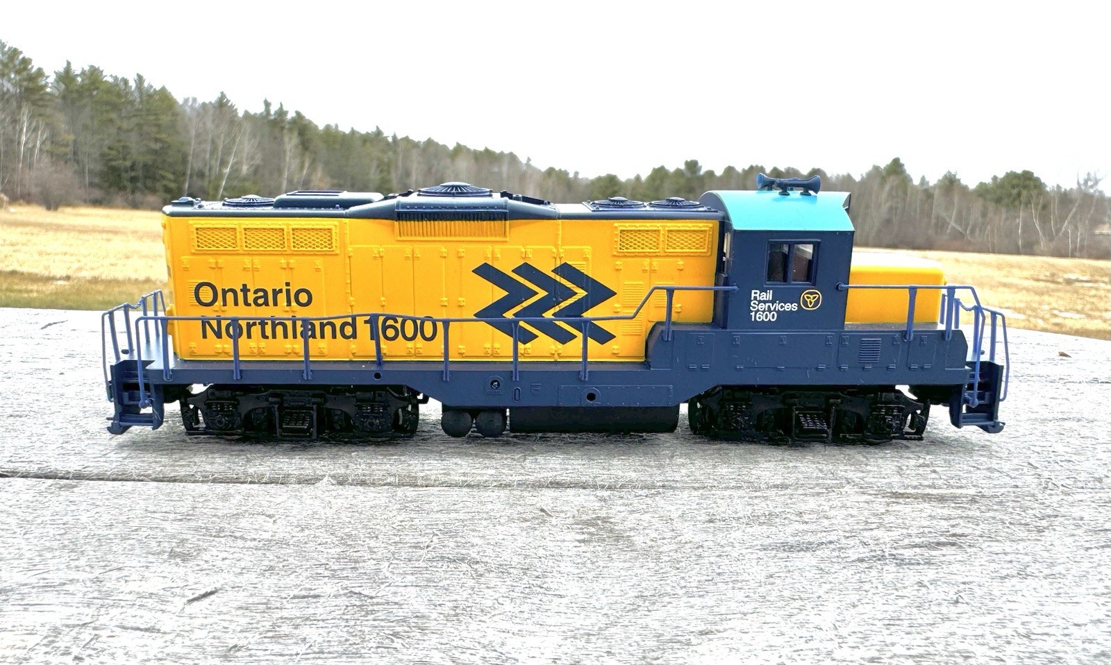 HO Scale – EMD GP9M – Standard DC — Ontario Northlands #931-456