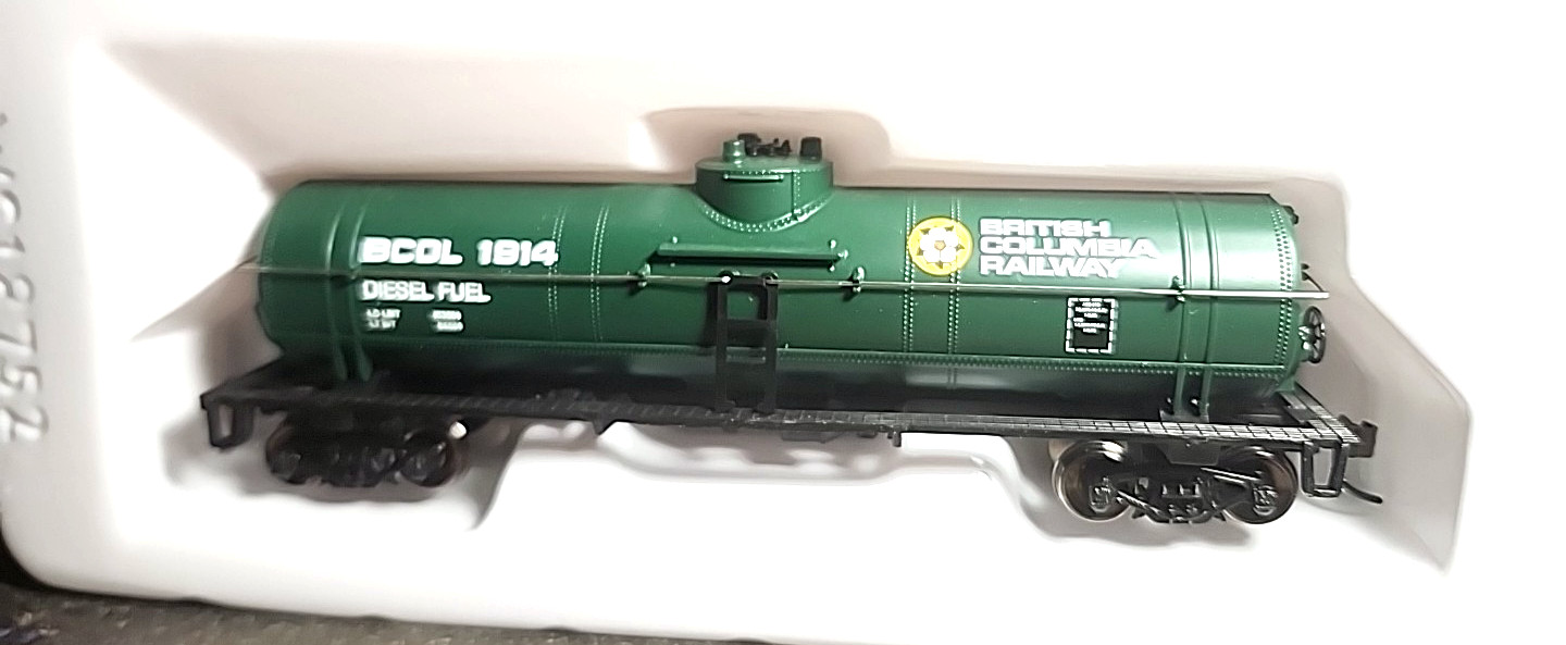 Walthers HO=1/87 Tank Cars-BCOL=BRITISH COLUMBIA RAILWAY-BUILT-RTR-LAYOUT-MW