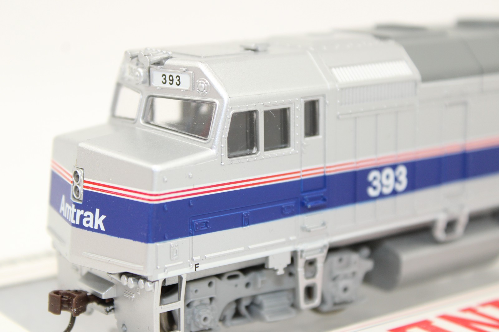 Walthers HO Scale Amtrak Ph. IV EMD F40PH Diesel Locomotive #393 931-323