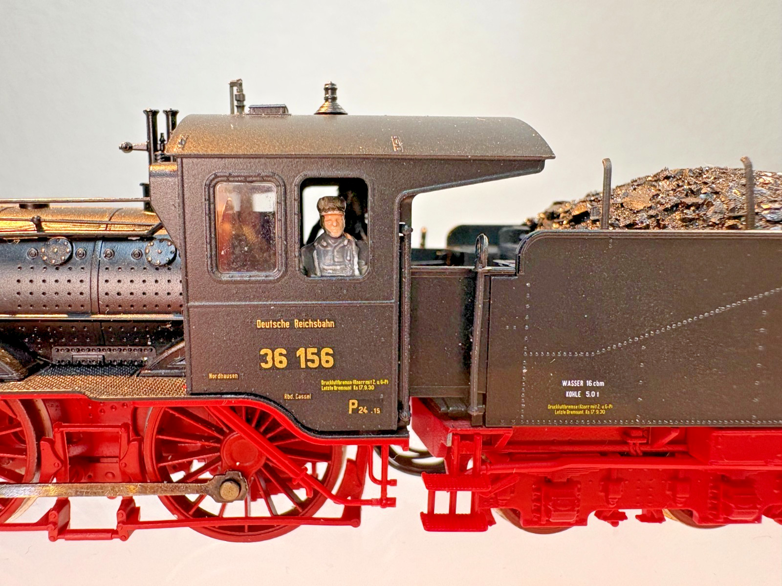HO Scale Roco Deutsche Bundesbahn BR 036 4-6-2 Locomotive #18 316 DC Powered
