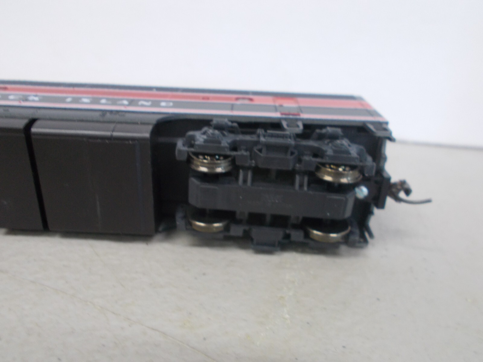 STEWART/KATO-#8530-ROCK ISLAND-F3A PHASE 11 POWERED-LOCOMOTIVE-LOT A-HO SCALE