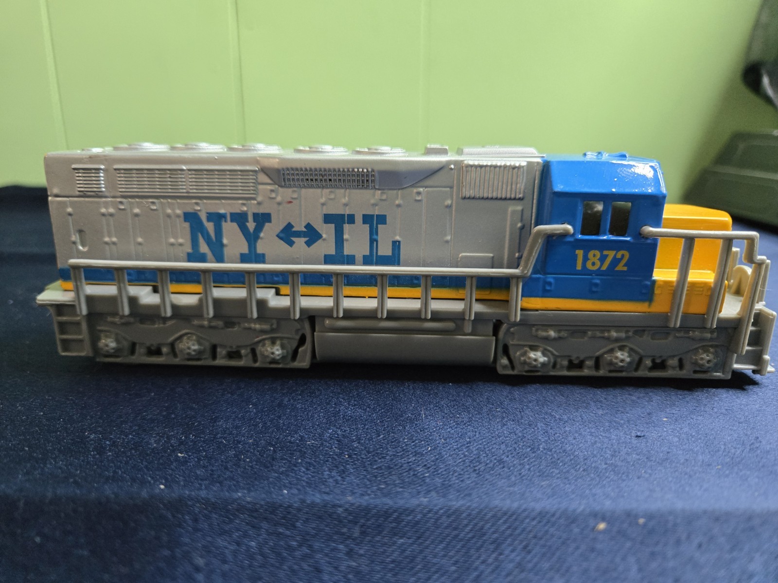 Freight Locomotive Pull Back Power Blue,Yellow & Silver #1872 NY&IL Die Cast