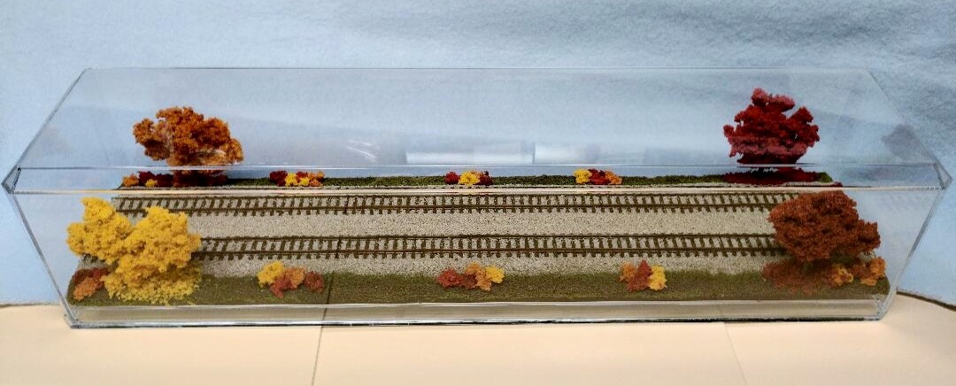 N SCALE 16″ DOUBLETRACK TRAIN DISPLAY CASE -FALL FOLIAGE SCENE -FOR N TRAINS