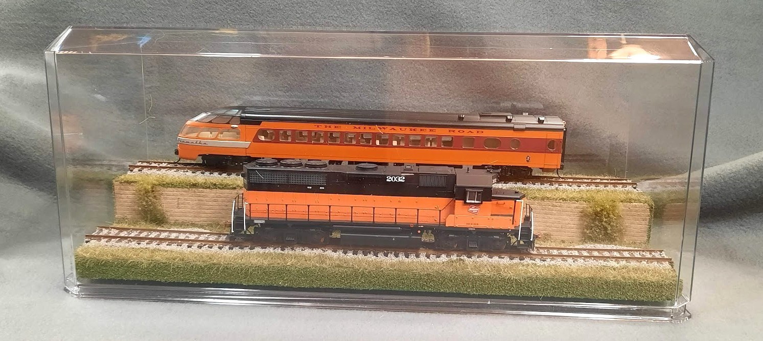 HO SCALE 16″ 2-LEVEL/2 TRACK “TALL GRASS-SUMMER SCENE” -DISPLAY CASE- FOR ALL HO