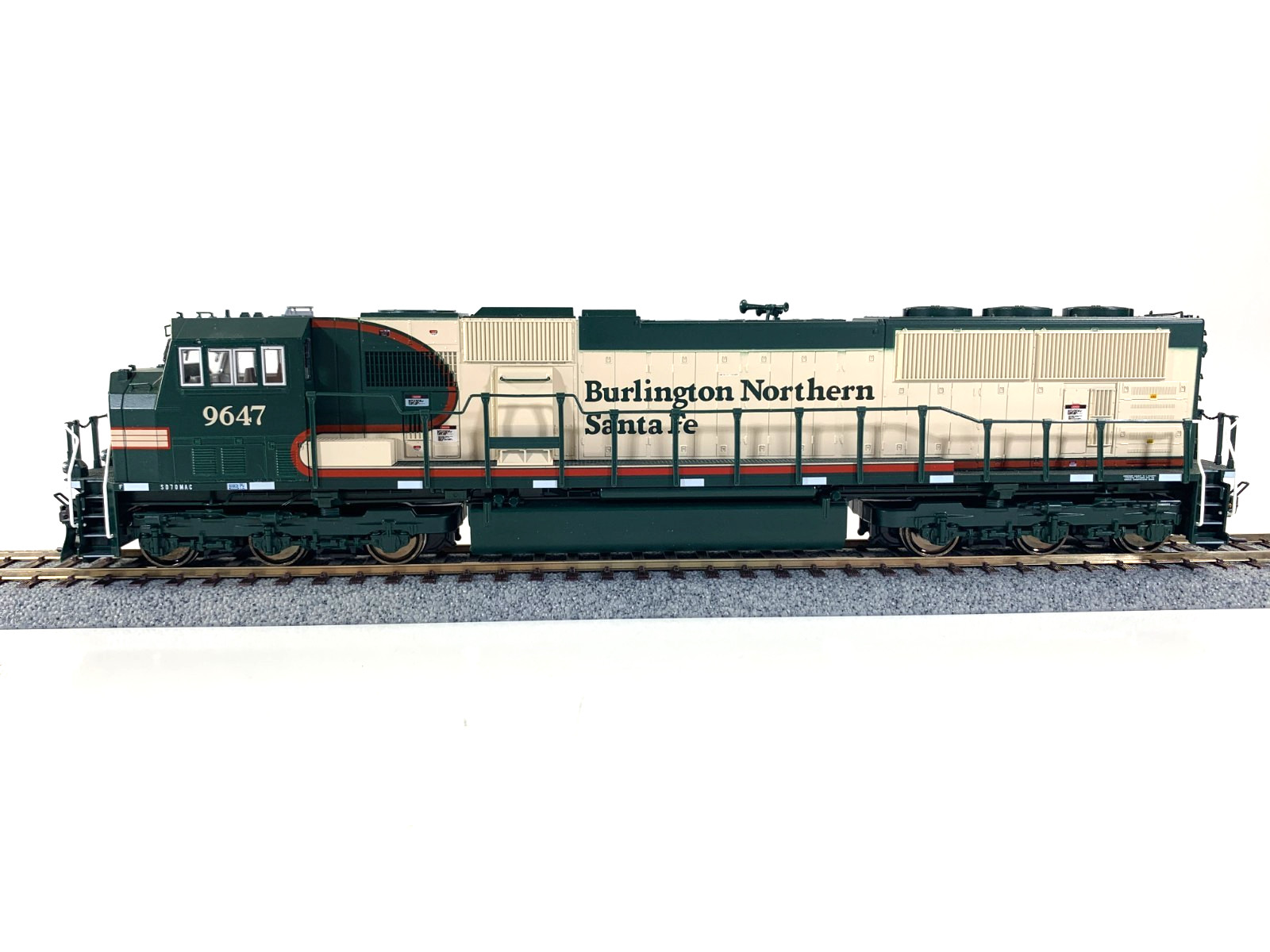 Kato HO 37-6383 BNSF Merger Scheme SD70MAC Diesel # 9647 -DCC/ No Sound