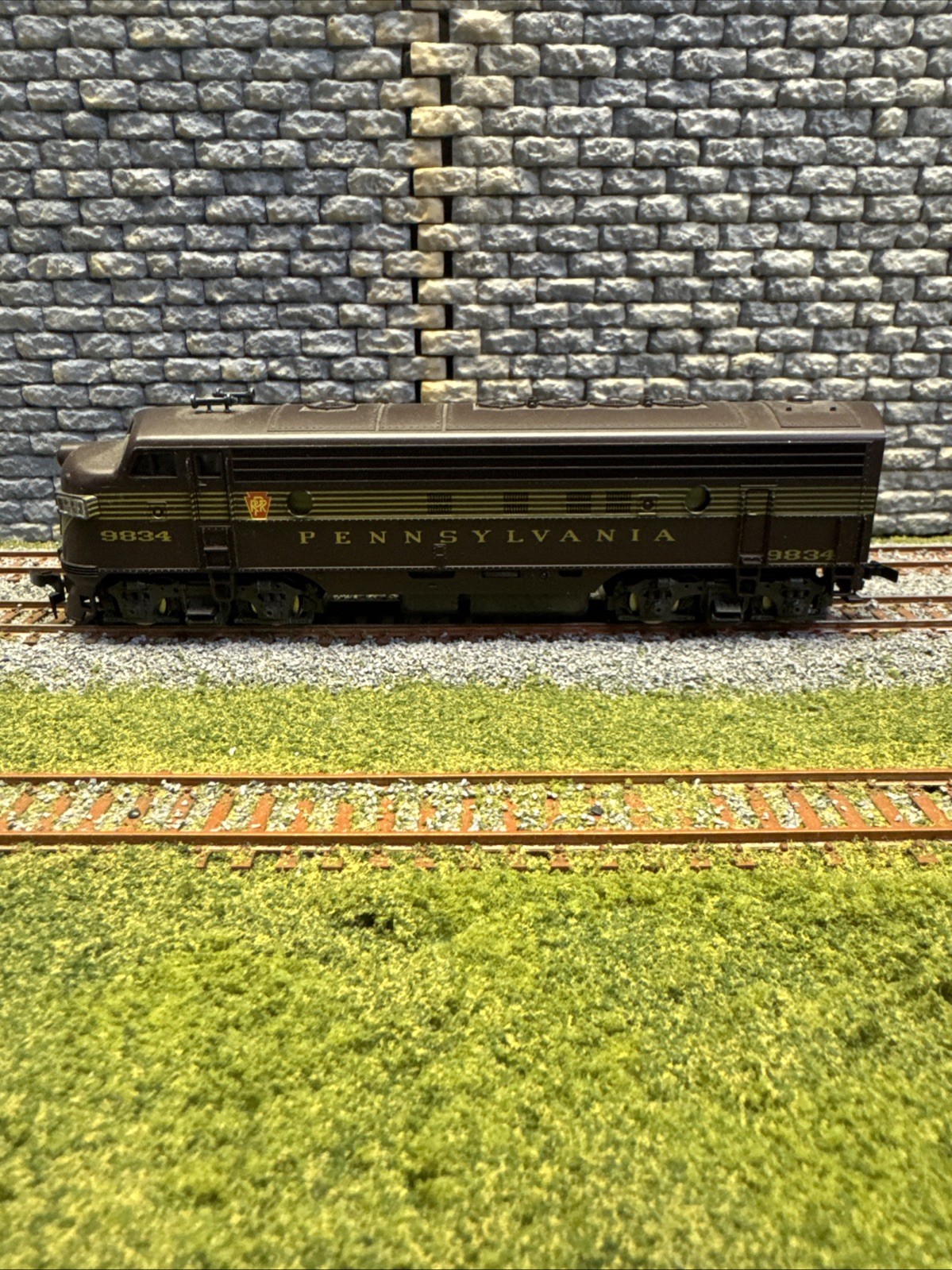 “HO SCALE “”ATLAS”” MODEL OF A PENNSYLVANIA FP7 ENGINE NO 9834.”
