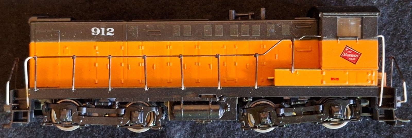 HO Scale Milwaukee Road 912 Diesel Locomotive, Black and Orange Livery, Nice!